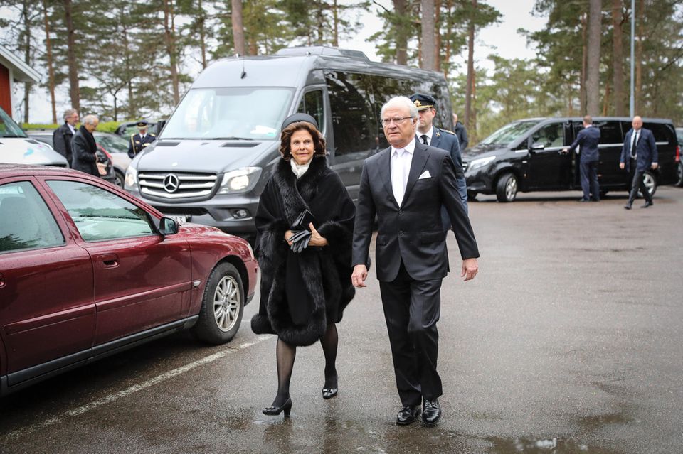 Schock für schwedische Royals: König Carl Gustaf sagt seinem Schwager Lebwohl. An seiner Seite: Seine Ehefrau Königin Silvia von Schweden König Carl Gustaf sagt seinem Schwager Lebwohl. An seiner Seite: Seine Ehefrau Königin Silvia von Schweden