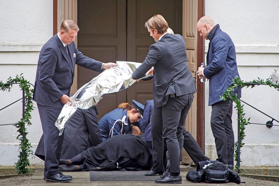 Schock für schwedische Royals: Ein Gast bricht bei der Beerdigung von Nicolas Silfverschiöld zusammen. Ein Gast bricht bei der Beerdigung von Nicolas Silfverschiöld zusammen.