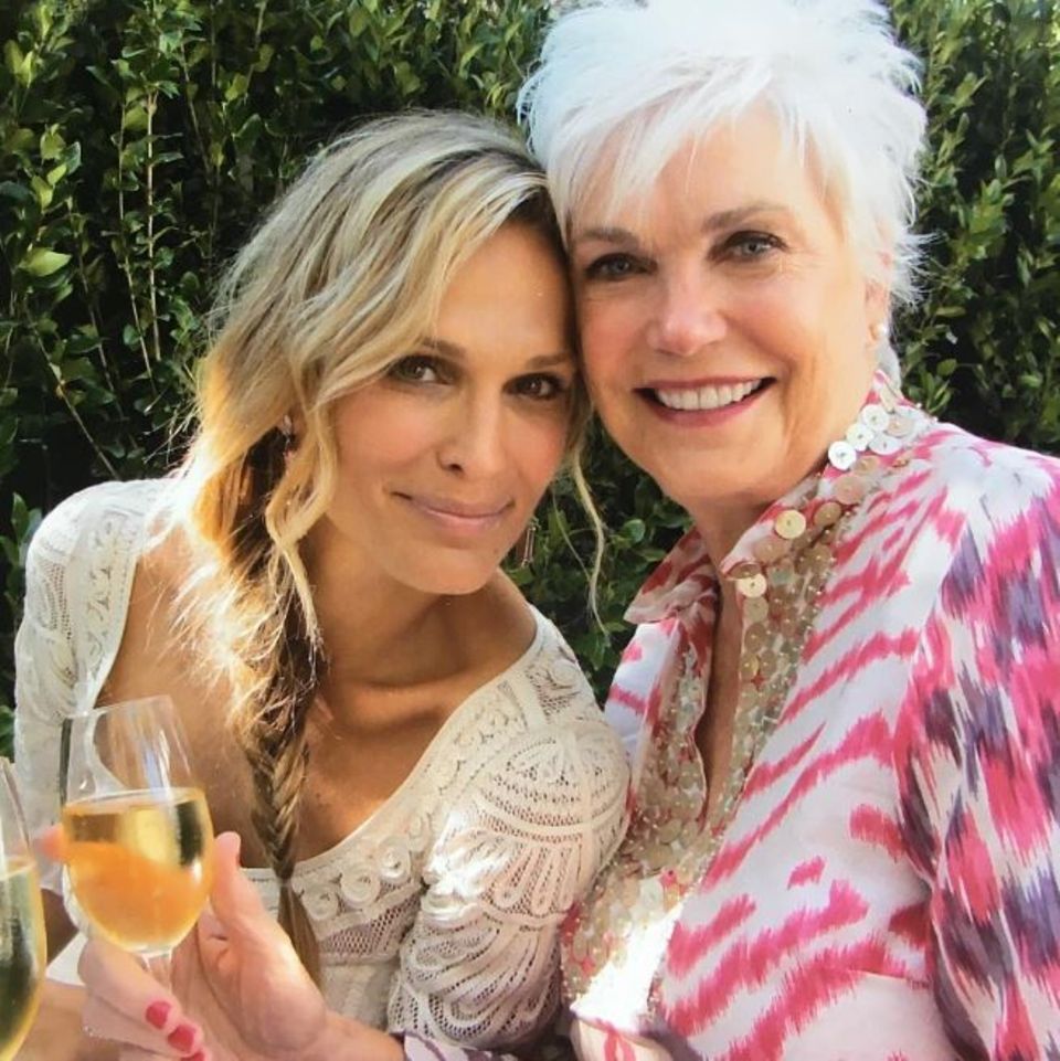Molly Sims möchte am Muttertag ihre größte Unterstützerin und Beraterin ehren, ihre Mama. Molly Sims möchte am Muttertag ihre größte Unterstützerin und Beraterin ehren, ihre Mama.