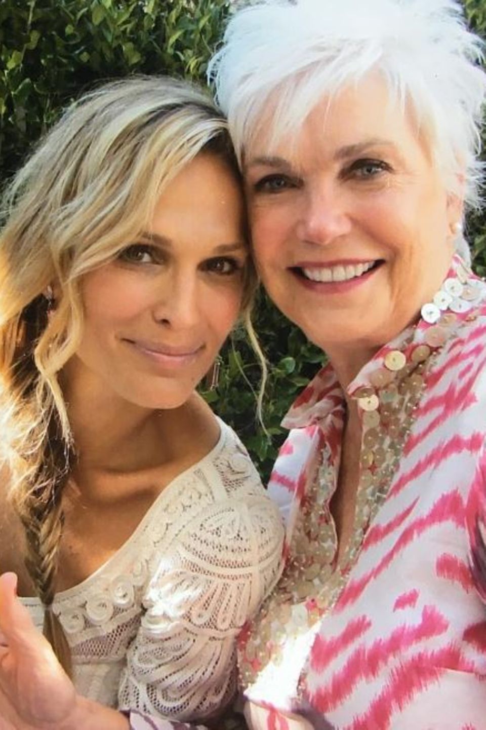 Molly Sims möchte am Muttertag ihre größte Unterstützerin und Beraterin ehren, ihre Mama. 