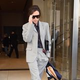 Hat sich Victoria Beckham im Kleiderschrank verirrt und aus Versehen den Anzug von ihrem Ehemann David Beckham gegriffen? Sie kann den Marlene-Look auf jeden Fall tragen und sieht fantastisch darin aus. 