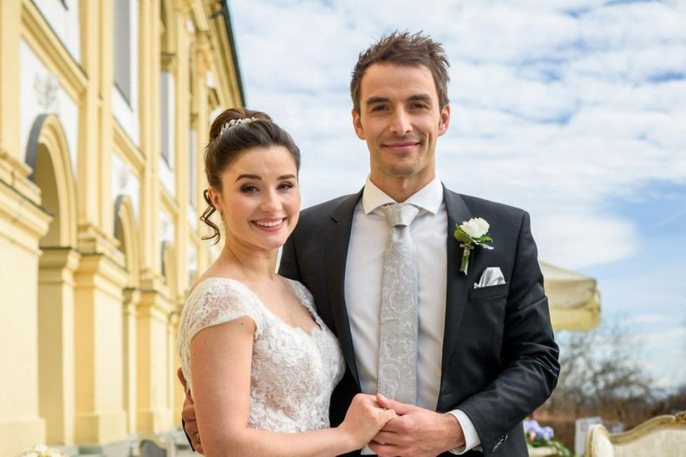 Clara Morgenstern (Jeannine Wacker) und Adrian Lechner (Max Alberti) feiern Hochzeit Clara Morgenstern (Jeannine Wacker) und Adrian Lechner (Max Alberti) feiern Hochzeit