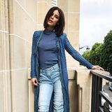 Für ein Shooting mit L’Oréal und Balmain wurde Lena komplett (bis auf die Schuhe) von dem französischen Kult-Modehaus eingekleidet. Auf einem Balkon in Paris präsentiert sie ihren Fans mit diesem Schnappschuss das in Blau gehaltene High-Fashion-Outfit. Parfait! Oder was meinen Sie? 