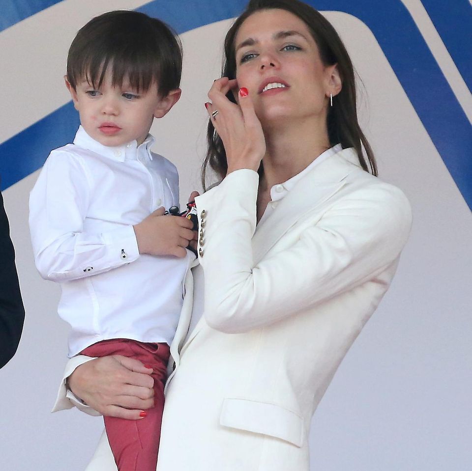 Charlotte Casiraghi und Sohn Rapahel am 13. Mai 2017 bei einem Rennen der Formel E in Monaco