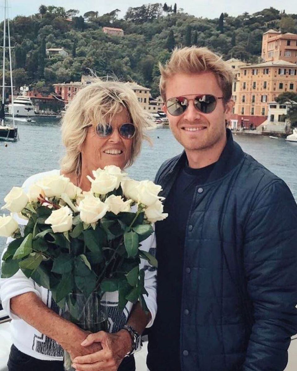 "Danke für alles, Mama!" - Nico Rosberg hat seiner Mutter zum Muttertag weiße Rosen geschenkt. "Danke für alles, Mama!" - Nico Rosberg hat seiner Mutter zum Muttertag weiße Rosen geschenkt.