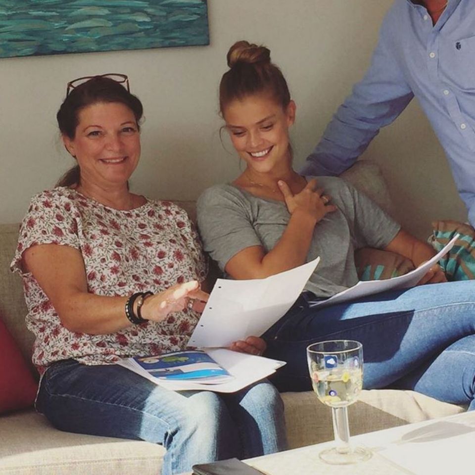 "Danke, dass du mich und meinen großen Kopf geboren hast" - postet Supermodel Nina Agdal scherzend. "Danke, dass du mich und meinen großen Kopf geboren hast" - postet Supermodel Nina Agdal scherzend.
