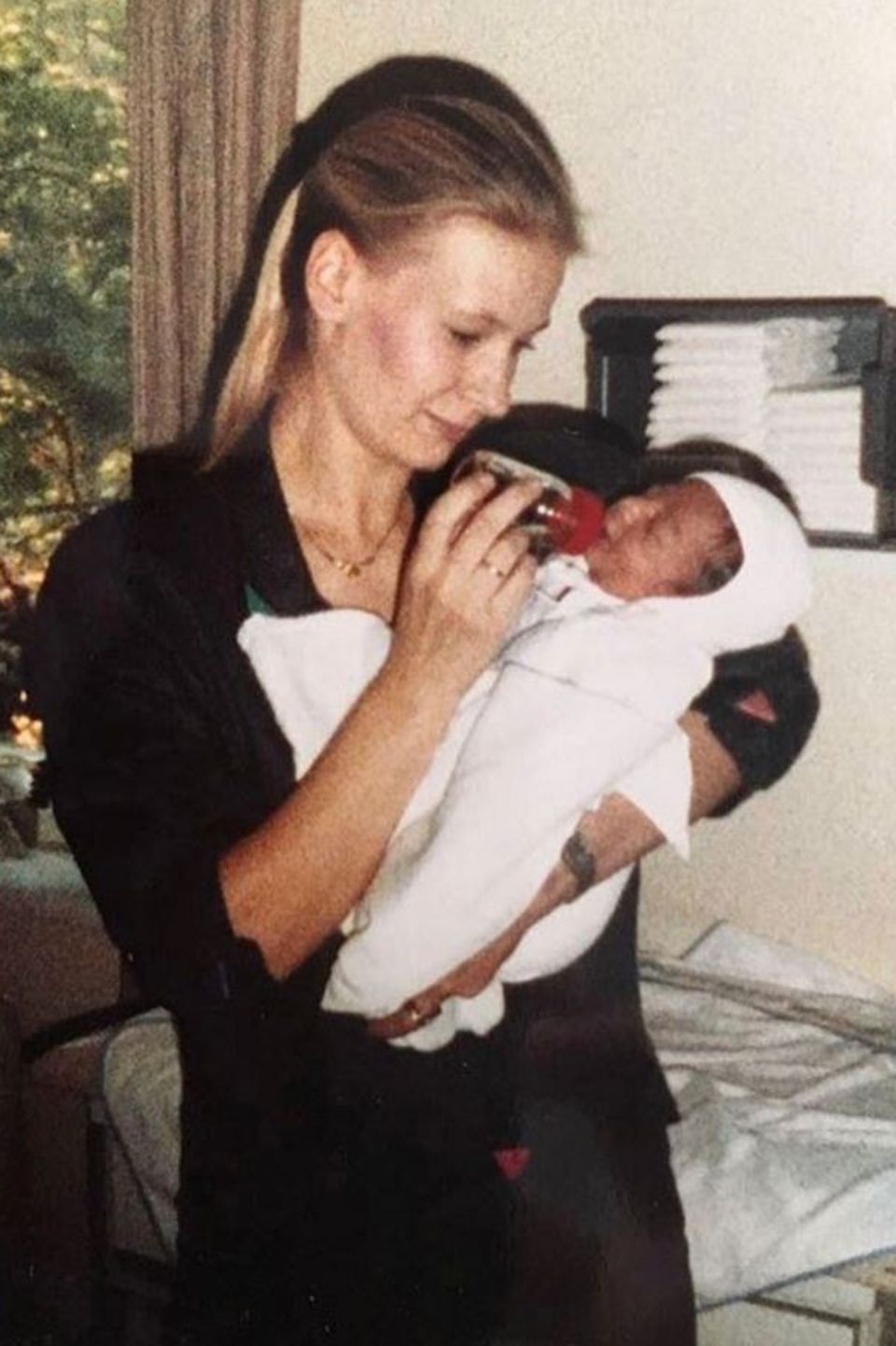 Süß! Bayerns Abwehr-Hüne Jerome Boateng als Baby im Arm seiner Mutter Martina Boateng.