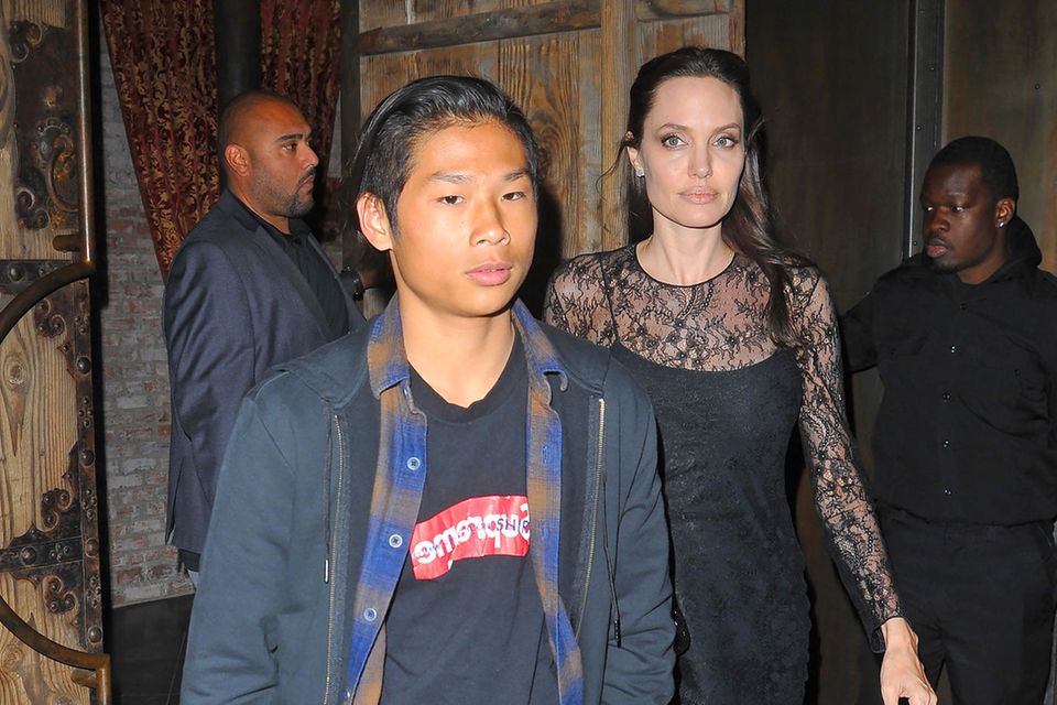 Angelina Jolie: Pax Jolie-Pitt und Angelina Jolie verlassen mit trauriger Miene das Restaurant "Tao" Pax Jolie-Pitt und Angelina Jolie verlassen mit trauriger Miene das Restaurant "Tao"