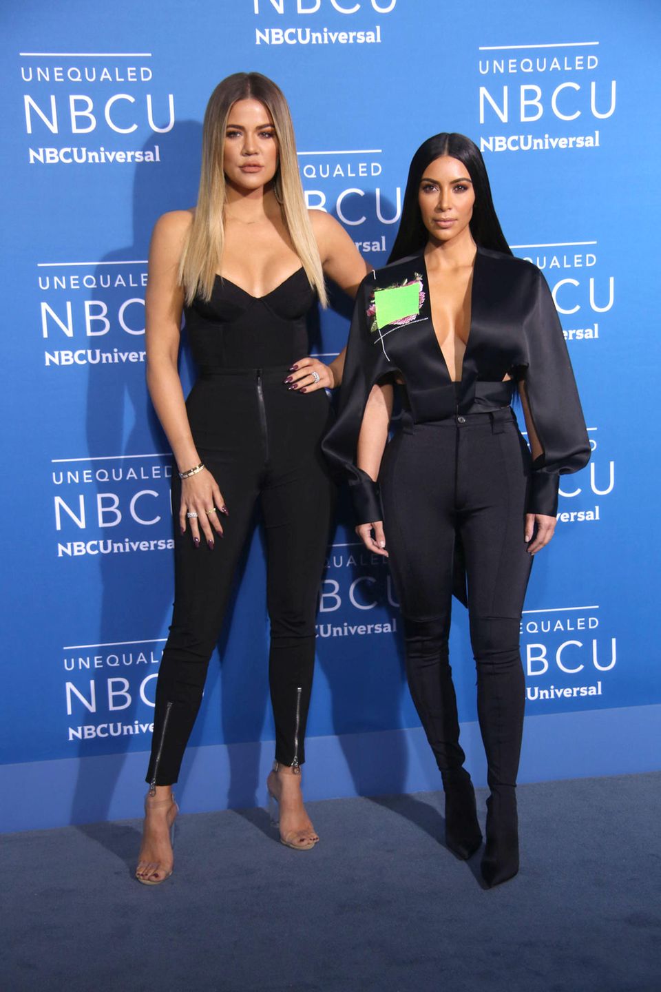 Aufeinander abgestimmt: Khoé und Kim Kardashian tragen beide eine hautenge schwarze Stretchhose zu tiefem Dekolleté.