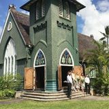 Die kleine, idyllische Kirche auf Hawaii gibt eigentlich schon den Dresscode der Hochzeit vor, bei der Filmstar Margot Robbie Brautjungfer ist. Zu der verträumten Location passt schließlich nichts allzu pompöses. Hier muss ein verträumt romantischer Look her.