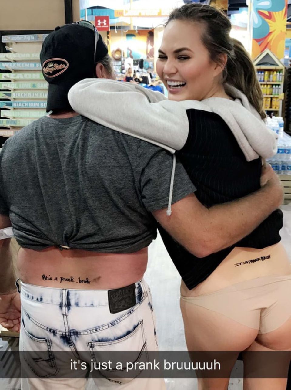 Nein! Chrissy Teigen hat doch nicht etwa ihre schöne Rückseite so verunstaltet? Und wer ist dieser Typ an ihrer Seite, der sich scheinbar für ein Partner-Tattoo mit ihr entschieden hat? Bei der Aktion handelt es sich zum Glück um einen Scherz. Damit zahlt das Model es Ehemann John Legend heim, der vorher mit einem weiblichen Fan tanzte. Nein! Chrissy Teigen hat doch nicht etwa ihre schöne Rückseite so verunstaltet? Und wer ist dieser Typ an ihrer Seite, der sich scheinbar für ein Partner-Tattoo mit ihr entschieden hat? Bei der Aktion handelt es sich zum Glück um einen Scherz. Damit zahlt das Model es Ehemann John Legend heim, der vorher mit einem weiblichen Fan tanzte.