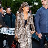 Wer den Leo-Look liebt, sollte sich eines merken: Je mehr Raubkatze, umso wilder das Outfit. Daher gilt die Fashion-Regel: Lieber einen Gang zurückschalten und nur ein Stück mit dem Animal-Print tragen. Doch Lady Gaga folgt ihrem ganz eigenen Mode-Gesetz. Bei ihr ist mehr einfach mehr. 