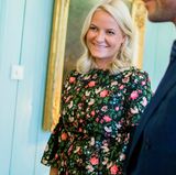 Mette-Marit strahlt mit ihrem frühlingshaften Look um die Wette. In einem blumigen Kleid hält die Kronprizessin das "Business for Peace"-Dinner in Norwegen. Süße Volants und Babydoll-Schnitt machen den Look jung und mädchenhaft.