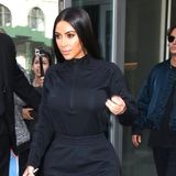 Auf dem Weg zum Sport? Keineswegs! Kim Kardashian tauscht ihr glamouröses Outfit gegen ein sportliches und trägt einen schwarzen Anzug von Adidas: Dazu kombiniert sie beige Schnürstiefel und ein natürliches Make-Up. 