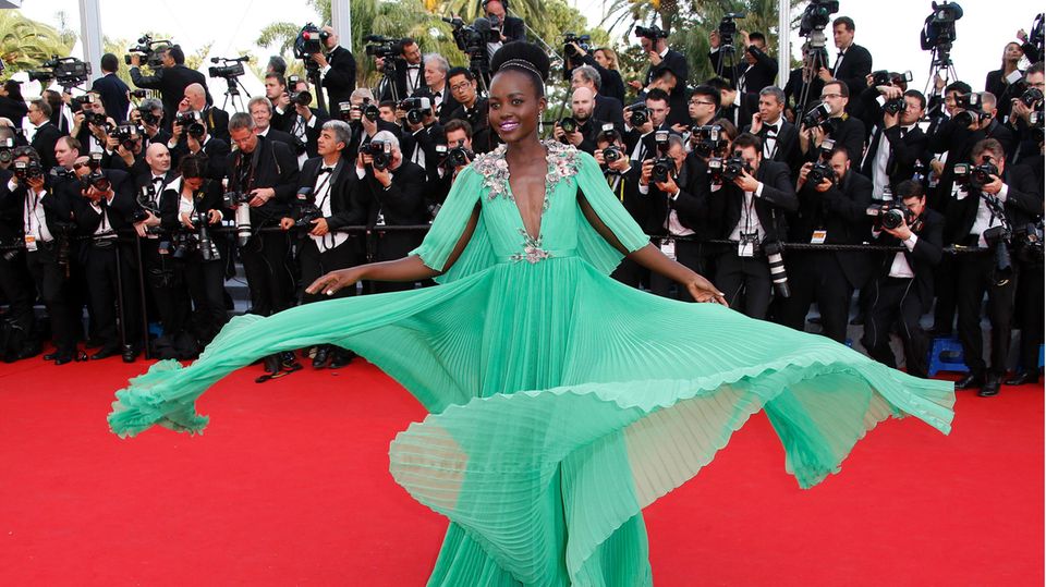 George Clooney: Lupita Nyong'O beschert uns in 2015 einen atemberaubenden Style-Moment auf dem roten Teppich, als sie ihr Kleid von Gucci gekonnt in Szene setzt. Wow! Lupita Nyong'O beschert uns in 2015 einen atemberaubenden Style-Moment auf dem roten Teppich, als sie ihr Kleid von Gucci gekonnt in Szene setzt. Wow!