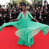 Lupita Nyong'O beschert uns in 2015 einen atemberaubenden Style-Moment auf dem roten Teppich, als sie ihr Kleid von Gucci gekonnt in Szene setzt. Wow!