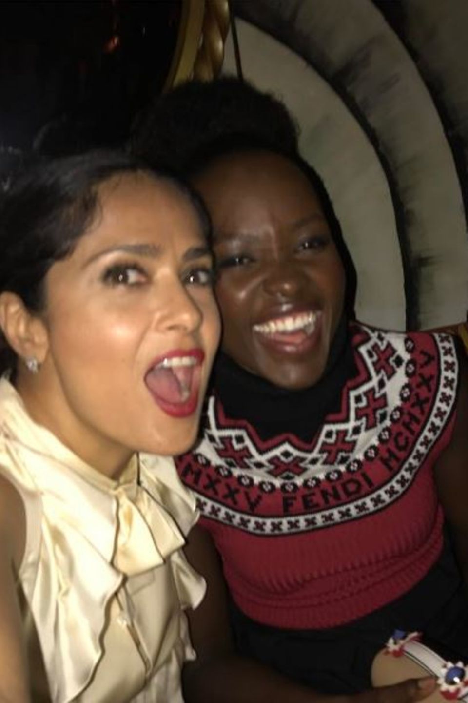 Salma Hayek und Lupita Nyong'o  Salma Hayek postet ein nach verdammt viel Spaß aussehendes Foto von ihr und Schauspielerin Lupita Nyong'o. Besonders toll findet Hayek die sehr guten Spanischkenntnisse ihrer Schauspielkollegin. 