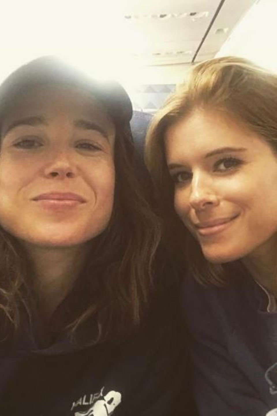 Ellen Page und Kate Mara   Im Film "Mercy" spielen die Schauspielstars ein lesbisches Paar. Im wahren Leben sind sie Freunde. Ellen Page und Kate Mara grüßen aus dem Flieger.