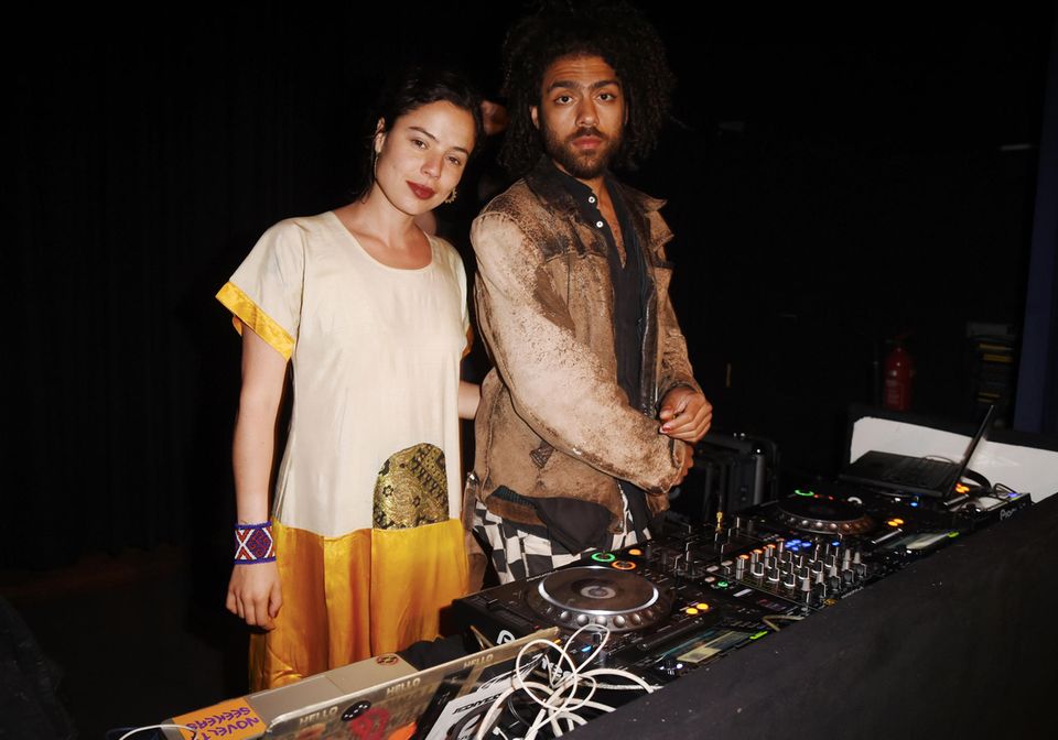 DJ Noah Becker bekommt bei der musikalischen Untermalung des Abends Unterstützung von seiner Freundin Taina Moreno de Oliveira Lagoeiro. DJ Noah Becker bekommt bei der musikalischen Untermalung des Abends Unterstützung von seiner Freundin Taina Moreno de Oliveira Lagoeiro.