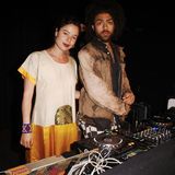 DJ Noah Becker bekommt bei der musikalischen Untermalung des Abends Unterstützung von seiner Freundin Taina Moreno de Oliveira Lagoeiro. 