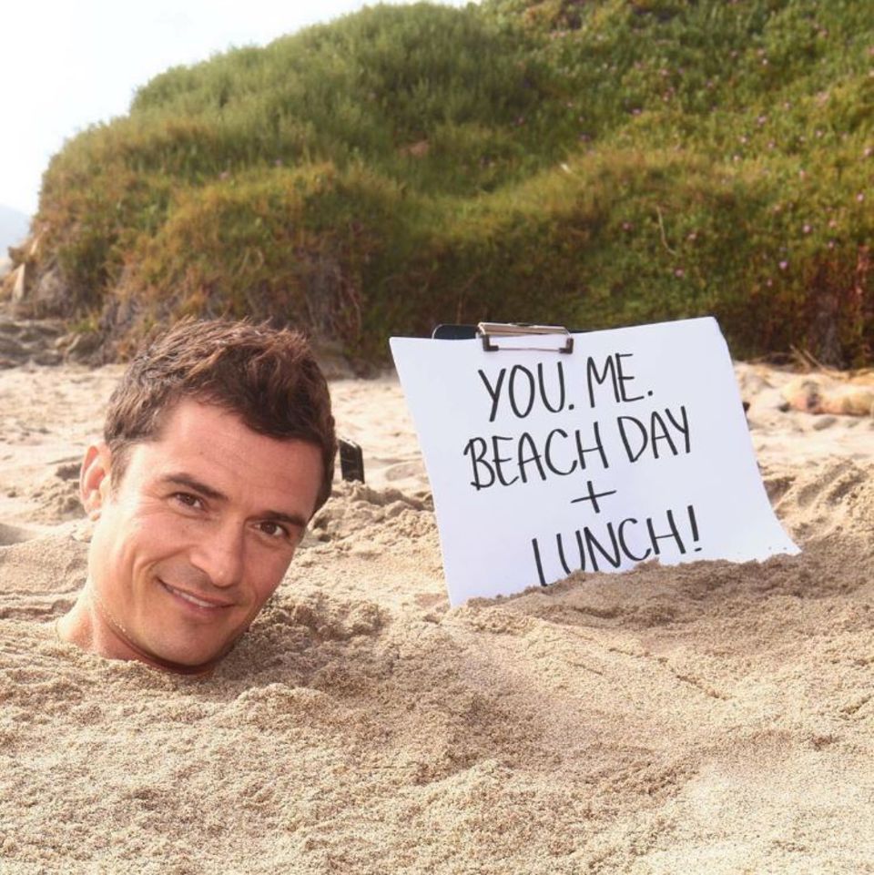 16. Mai 2017 Frauen aufgepasst! In einer Charity-Aktion ist es möglich, ein Essen mit Beau Orlando Bloom zu gewinnen, berichtet der Schauspieler auf seiner Instagram-Seite. Aber nicht nur das! Orlando fliegt mit dir nach Malibu zu besagtem Essen, hängt mit dir am Strand ab und vieles mehr... 16. Mai 2017 Frauen aufgepasst! In einer Charity-Aktion ist es möglich, ein Essen mit Beau Orlando Bloom zu gewinnen, berichtet der Schauspieler auf seiner Instagram-Seite. Aber nicht nur das! Orlando fliegt mit dir nach Malibu zu besagtem Essen, hängt mit dir am Strand ab und vieles mehr...
