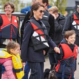 17. Mai 2017  Prinzessin Marie (und Prinz Joachim) gehen mit ihren Kindern Athena und Henrik auf einen Segeltörn. Die Schwimmwesten sitzen schon, es kann also losgehen!