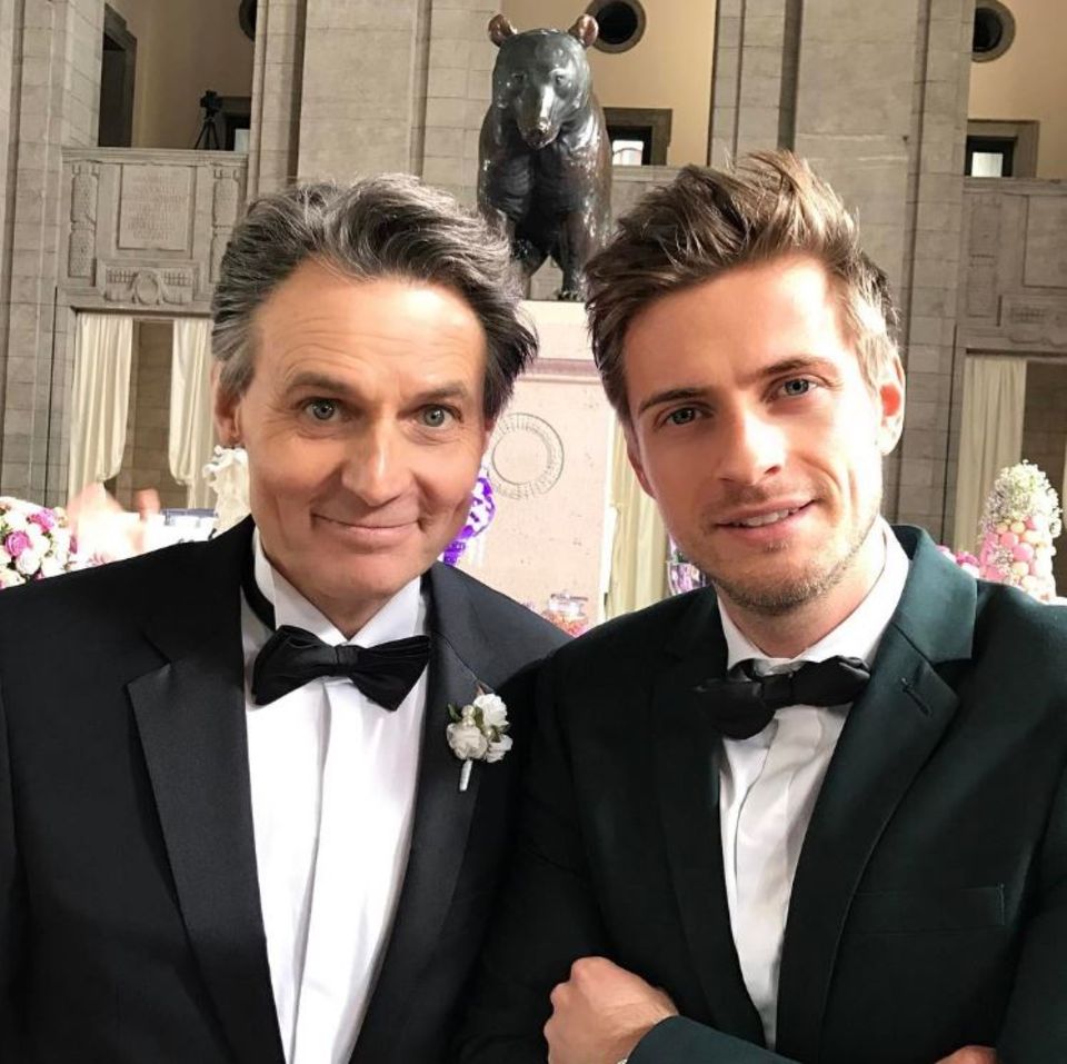 17. Mai 2017   Wolfgang Bahro und Jörn Schlönvoigt in Partystimmung: Satte 25 Jahre Bestehen feiert die Fernsehserie "Gute Zeiten, schlechte Zeiten".