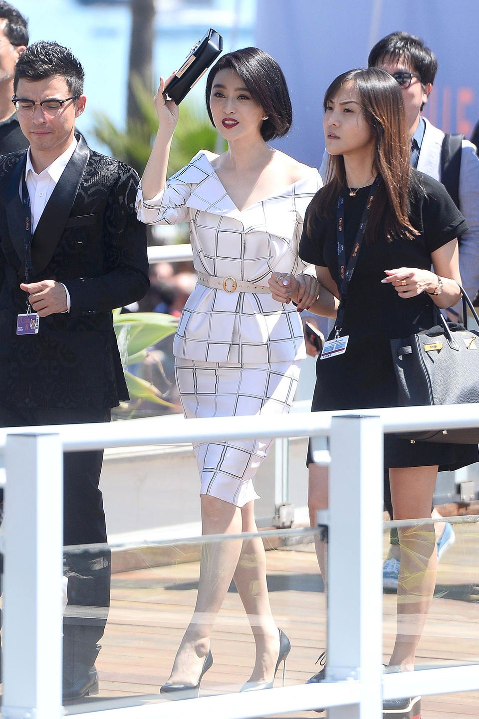 Fan Bingbing ist im stylischen, weißen Karo-Kostüm eher damit beschäftigt, ihre sehr helle Haut vor den Sonnenstrahlen in Cannes zu schützen. Fan Bingbing ist im stylischen, weißen Karo-Kostüm eher damit beschäftigt, ihre sehr helle Haut vor den Sonnenstrahlen in Cannes zu schützen.