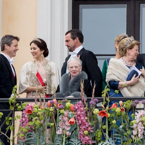 Alle plaudern, Königin Margrethe schaut sich um und wirkt etwas müde.
