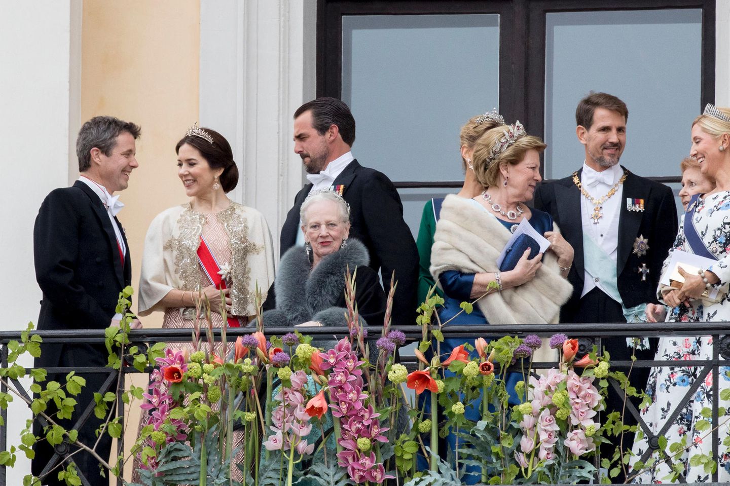 Alle plaudern, Königin Margrethe schaut sich um und wirkt etwas müde.