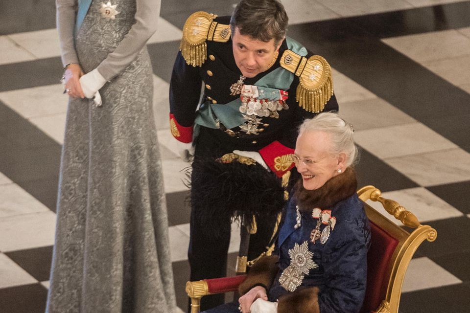 Auch beim Neujahrsempfang für das Diplomatische Corps 2017 muss Margrethe den größten Teil des Abends im Sitzen absolvieren. Prinz Frederik unterstützt seine Mutter nach Kräften.