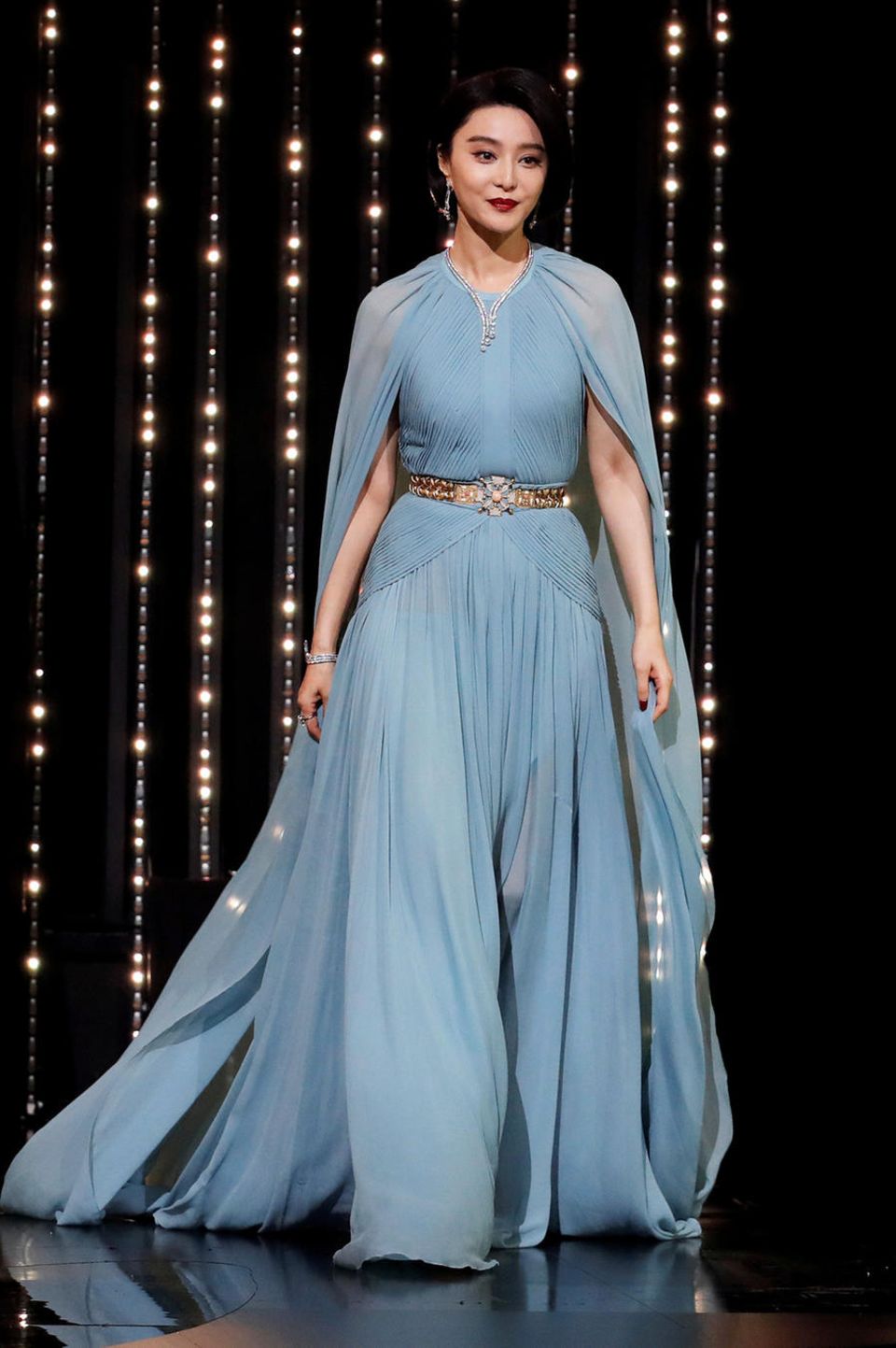 Jury-Mitglied Fan Bingbing zeigt sich bei der Eröffnungsfeier in diesem hellblauen Traumkleid von Elie Saab. Jury-Mitglied Fan Bingbing zeigt sich bei der Eröffnungsfeier in diesem hellblauen Traumkleid von Elie Saab.