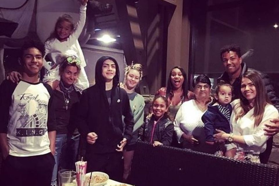 Blanket Jackson: Paris und Blanket Jackson (im schwarzen Hoodie) posieren hier für ein Gruppenfoto. So sieht man die Geschwister nicht oft. Paris und Blanket Jackson (im schwarzen Hoodie) posieren hier für ein Gruppenfoto. So sieht man die Geschwister nicht oft.