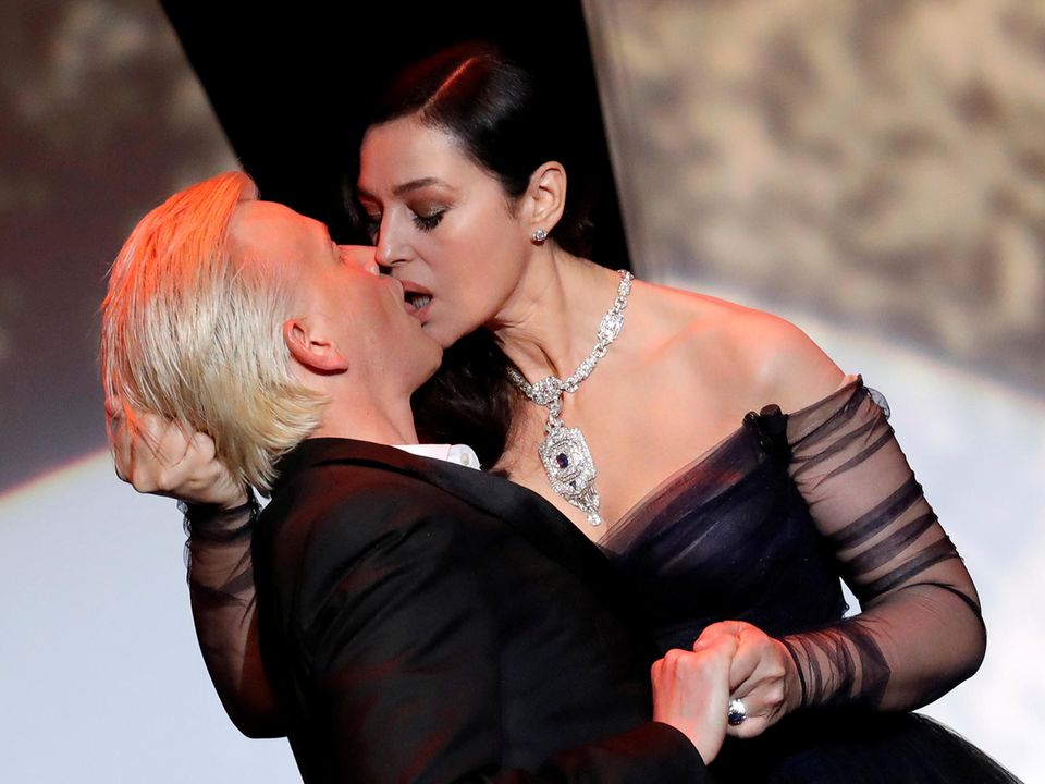 Gastgeberin des Abends Monica Bellucci legt bei der Eröffnungszeremonie einen filmreifen Kuss mit Co-Moderator Alex Lutz hin. Gastgeberin des Abends Monica Bellucci legt bei der Eröffnungszeremonie einen filmreifen Kuss mit Co-Moderator Alex Lutz hin.