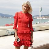 Sexy Lady in Red! Lena Gercke bezaubert bei einem Spaziergang an der Croisette in Cannes im sommerlichen, roten Volant-Kleid. Bei diesem Anblick sind wir ganz neugierig auf ihre anderen Filmfestival-Looks!