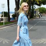 Zum Knutschen schön finden wir Elle Fannings verspielten Sommer-Look in Hellblau mit passenden Kussmund-Stickereien.