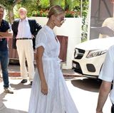Im luftigen weißen Sommerkleid und passenden Satin-High-Heels genießt Hailey Baldwin ihren ersten Tag an der Côte d'Azur.