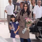 Aishwarya Rai, hier mit ihrer süßen Tochter, ist bekannt für tolle Red-Carpet-Looks in Cannes, zeigt sich bei der Ankunft in ihrem Hotel mit Trenchcoat, Jeans und Ballerinas aber noch ziemlich lässig.