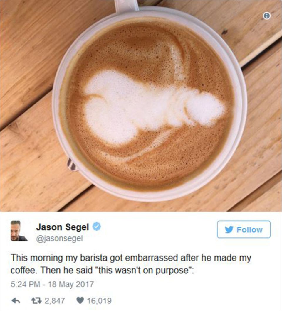18. Mai 2017   Der morgendliche Schreck steckt "How I Met Your Mother"-Star Jason Segel noch in den Knochen. Der morgendliche Kaffee hat es in sich, statt mit einem Herzen aus Kaffeecrema und Schaum begrüßt zu werden, serviert sein Barista ihm, nun ja, seht selbst. 
