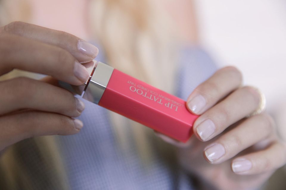 Kolumne: Call of Beauty : Der Name ist Programm: "Lip Tattoo" von Dior hält wirklich ewig! Perfekt für eine lange Party-Nacht und in vielen Nuancen zu haben Der Name ist Programm: "Lip Tattoo" von Dior hält wirklich ewig! Perfekt für eine lange Party-Nacht und in vielen Nuancen zu haben