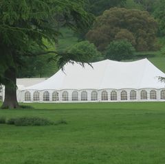 19. Mai 2017  Auf dem Gelände des "Englefield Estate", zu dem auch die Kirche gehört, ist ein großes Zelt aufgebaut worden. Hierin sollen die Gäste, so wird vermutet, unmittelbar nach dem Gottesdienst einfinden.