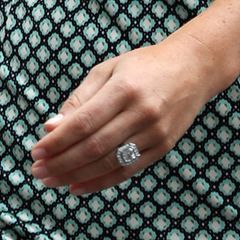 Der Verlobungsring  Pippa Middleton erhielt von ihrem Liebsten, dem Hedgefonds-Manager James Matthews, einen wunderschönen Verlobungsring im Art-Deco-Stil. Geschätzter Preis: 290.000 Euro.