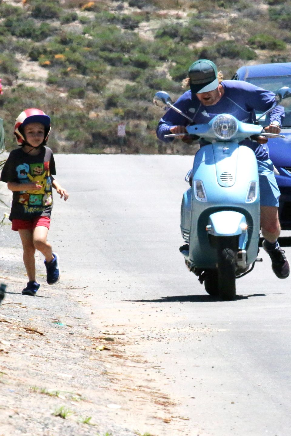 20. Mai 2017 Es sollte eine nette Fahrt mit Sohnemann Robert werden: Leider streikte der Roller von Schauspieler Owen Wilson. Während Papa den Roller anschiebt, muss der Kleine laufen. 20. Mai 2017 Es sollte eine nette Fahrt mit Sohnemann Robert werden: Leider streikte der Roller von Schauspieler Owen Wilson. Während Papa den Roller anschiebt, muss der Kleine laufen.
