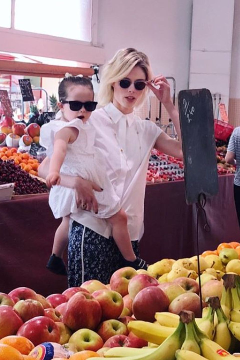 Während der Filmfestspiele in Cannes kaufen Coco Rocha und Töchterchen Ioni James perfekt gestylt frisches Obst in einem Supermarkt. Während der Filmfestspiele in Cannes kaufen Coco Rocha und Töchterchen Ioni James perfekt gestylt frisches Obst in einem Supermarkt.