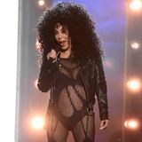 Die sexy Offensive bei den "Billboard Music Awards" setzt Cher auch bei ihrem zweiten Outfit fort. Im Transparent-Body mit Strapsen und Overknees performt sie, dass die XXL-Locken nur so beben. Diesen Look trug sie ursprünglich bei den VMAs in 2010.