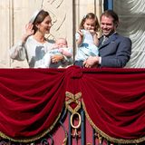 21. Mai 2017  Claire Lademacher und Félix von Luxemburg zeigen sich mit den Kindern Liam und Amalia auf dem Schloss-Balkon und hören sich ein Ständchen der "Harmonie Municipale de Luxembourg" an. 