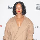 Oversize-Trend hin oder her, dieses beige Ungetüm von einem Hosenanzug sieht sogar an der obercoolen Rihanna nicht gut aus.