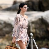 Im luftig-floralen Chiffon-Dress zeigt Kendall Jenner den Gästen des Hotel du Cap Eden Rock ihre sexy Schulter.