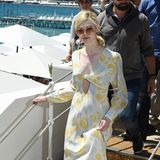 Im zart-seidigen, verträumten Retro-Look besucht Elle Fanning den Strand des Hotels Martinez.
