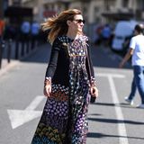 Clotilde Coureau lässt sich im entspannten Hippie-Look den warmen Sommerwind durch die Haare wehen.